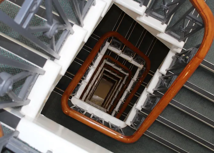 Discovery - 2* Leeds